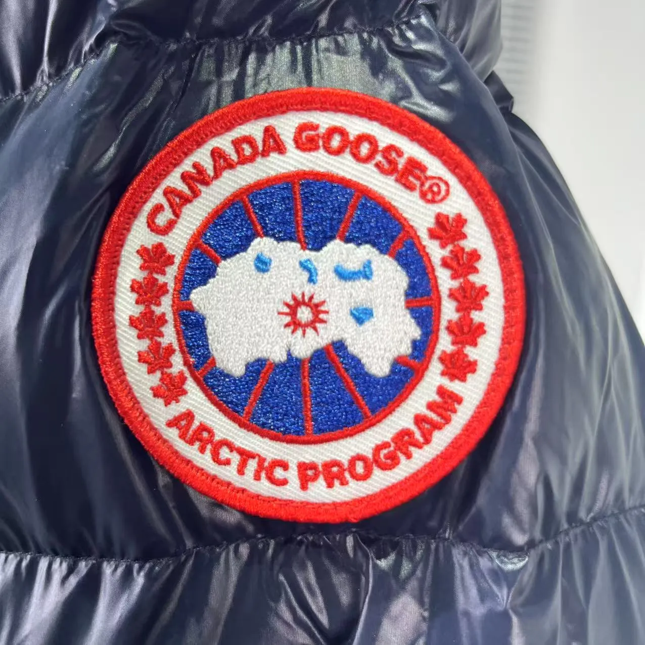 P840 𝑪𝒂𝒏𝒂𝒅𝒂 𝑮𝒐𝒐𝒔𝒆 Canada Goose 2227 Dark Blue Red Label Down Jacket Lightweight Canada Goose Crofton Series Crofton Series Ski Season Logo Solid Color Glossy Hooded Waterproof Windproof Ultra Light Down Jacket Men's Style: Dark Blue Red Label s-xxl